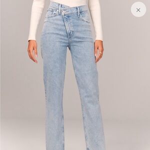 Abercrombie & Fit The 90’s straight ultra high rise jeans!